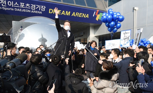 12일 오전 대전을 방문한 더불어민주당 이재명 대선 후보가 유성구 엑스포과학공원 내 대전e스포츠경기장 드림아레나 앞에 모인 1000여 명의 지지자들을 향해 즉석 연설을 하고 있다.