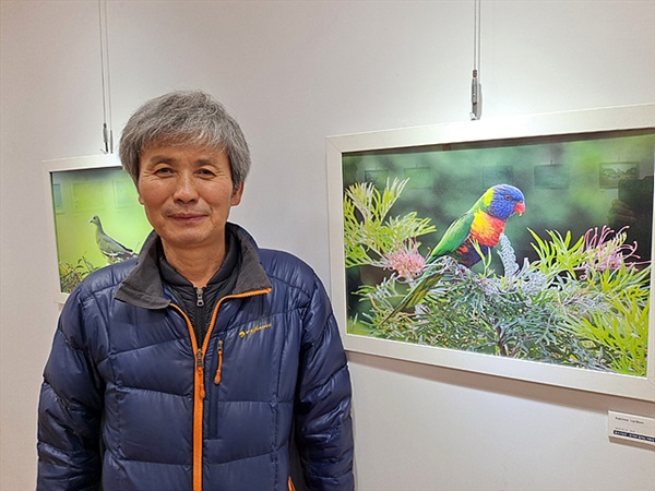  지난 주, 임실문화원 2층 전시실에서 '탐조사진전' 연 이용상씨가 자신의 작품 옆에서 기념촬영했다  