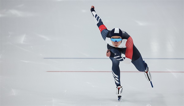 한국의 차민규가 12일 오후 중국 베이징 국립 스피드스케이팅 경기장(오벌)에서 열린 2022 베이징 동계올림픽 스피드스케이팅 남자 500m 경기에서 역주하고 있다.