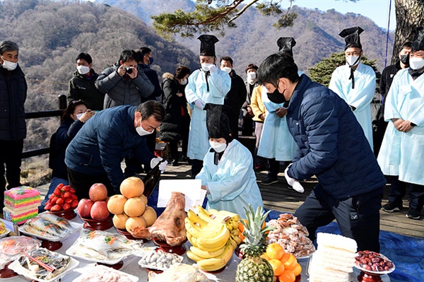 와운마을 주민 이완성씨가 천년송 당산제 사진을 보내왔다. 원래 정월 초사흘(1월 3일)이었던 당산제를 올해엔 초열흘(1월 10일)에 지냈다고 한다. 