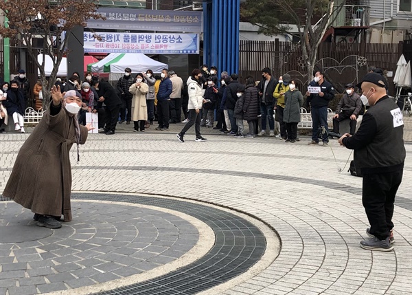 춤꾼 김원주씨가 민중의 아픔을 몸굿으로 표현하고 있다.