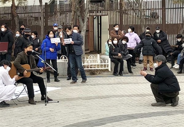 대중음악인 김기환씨가 자작곡 '땅 좀 주소'를 부르고 있다.