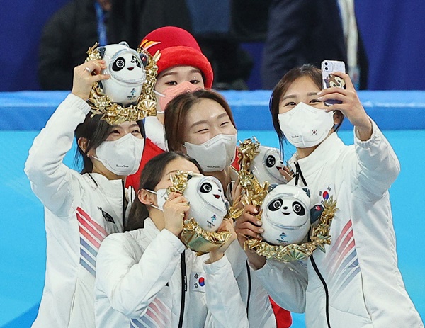2022 베이징 동계올림픽 쇼트트랙 여자계주 3000m에서 은메달을 획득한 한국 쇼트트랙 여자계주 대표팀이 13일 오후 중국 베이징 캐피털 실내 경기장에서 열린 간이 시상식에서 기념촬영을 하고 있다.