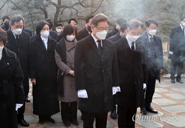 더불어민주당 이재명 대선 후보가 14일 오전 서울 동작구 국립서울현충원 김대중 전 대통령 묘역을 찾아 참배하고 있다.
