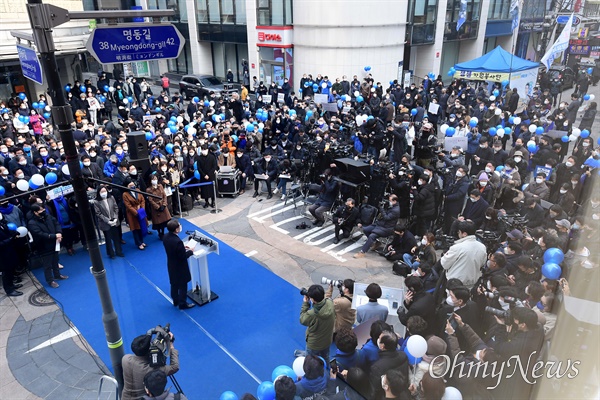 더불어민주당 이재명 대선 후보가 14일 서울 중구 명동예술극장 사거리에서 위기극복·국민통합 선언 기자회견을 하고 있다. 