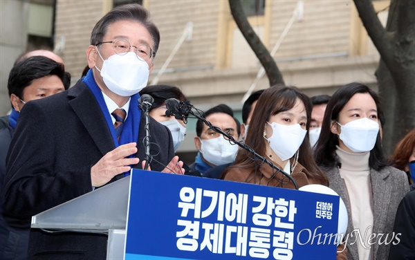 더불어민주당 이재명 대선 후보가 14일 서울 중구 명동예술극장 사거리에서 위기극복·국민통합 선언 기자회견을 하고 있다.