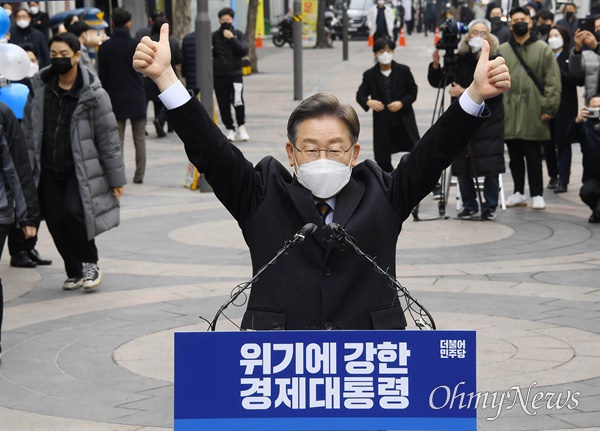 더불어민주당 이재명 대선후보가 14일 오전 서울 중구 명동예술극장 사거리에서 위기극복·국민통합 선언 기자회견을 하기 전 환호하는 지지자들을 향해 손을 들어 답례하고 있다. 