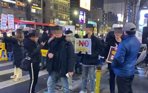 1월 22일 강남역 10번출구 인근에서 백신패스 반대 시위가 열렸다.