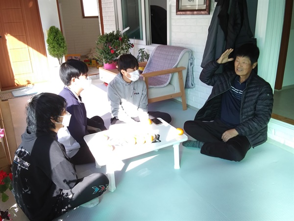 송면중 학생들이 마을주민과 인터뷰하고 있는 모습.(송면중 제공)
