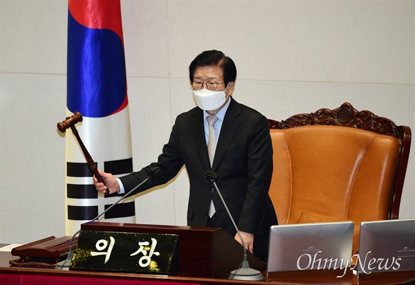 박병석 국회의장이 14일 국회에서 열린 본회의에서 의사봉을 두드리고 있다.