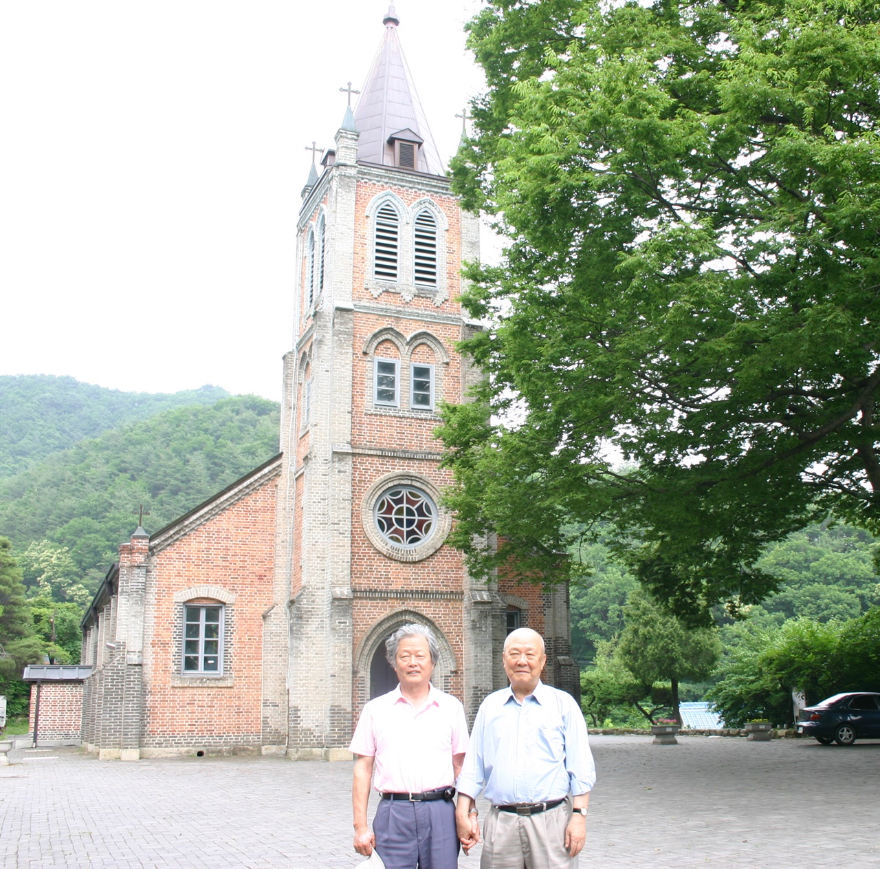  강원도 횡성 풍수원 성당에서 친구와 함께( 왼쪽 한승옥 교수, 오른쪽 필자. 2014. 6.)