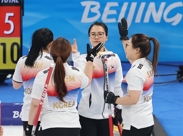 '숙명의 한일전' 꺾은 팀 킴 14일 오후 중국 베이징 국립 아쿠아틱 센터에서 열린 2022 베이징 동계올림픽 여자 컬링 리그 6차전 한국과 일본의 경기에서 10-5 승리를 거둔 팀 킴이 기쁨을 나누고 있다. 