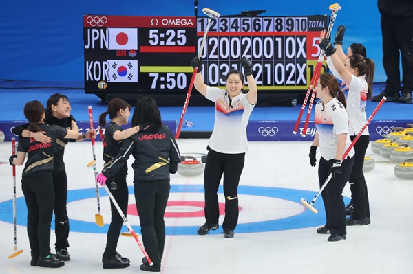 팀 킴, 한일전서 완벽한 승리 거둬 14일 오후 중국 베이징 국립 아쿠아틱 센터에서 열린 2022 베이징 동계올림픽 여자 컬링 리그 6차전 한국과 일본의 경기에서 10-5 승리를 거둔 한국 팀 킴이 기쁨을 나누고 있다.