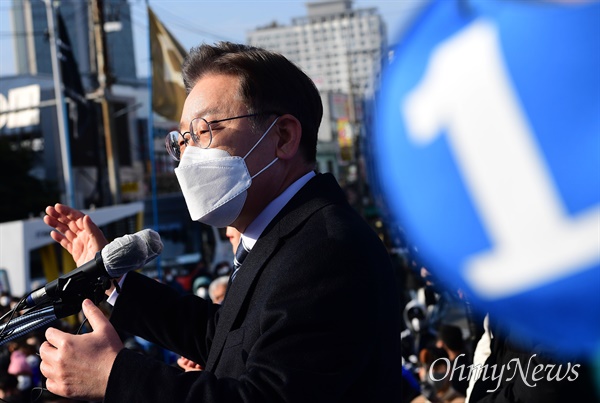 이재명 더불어민주당 대선후보가 공식선거운동 첫 날인 15일 오전 부산 부산진구 부전역 앞에서 열린 유세를 하고 있다. 