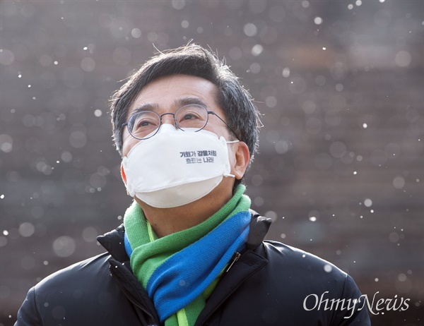  새로운물결 김동연 대선 후보. 사진은 제20대 대통령 선거 공식 선거운동 첫 날인 2월 15일 서울 성동구 청계천 옛 판자촌 터에서 열린 첫 거리 유세에서 지지를 호소하는 모습.