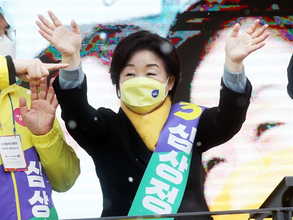 정의당 심상정 대선 후보가 공식 선거운동 첫날인 15일 오전 전북 전주시 롯데백화점 네거리에서 열린 대선 출정식에서 손을 흔들어 인사하고 있다. 