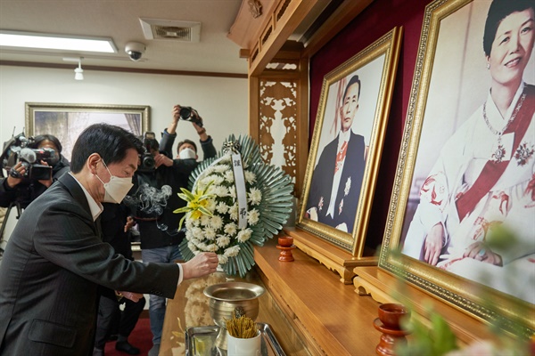                           안철수 국민의당 대선후보가 15일 경북 구미 박정희 전 대통령 생가를 찾아 헌화하고 있다.