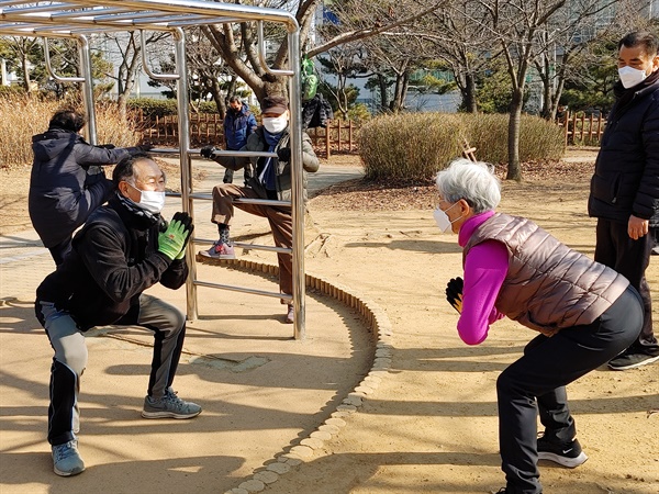 회원들이 본격적인 걷기를 하기 전에 몸을 푸는 운동을 하고 있다.  박용규(사진 왼쪽)씨와 이길효씨가 걷기 운동 전 몸풀기 스트레칭을 하고 있다.
