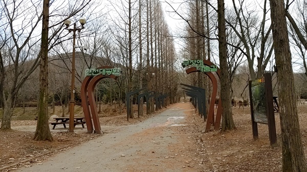 인천의 걷기 좋은 길 중 하나인 인천대공원 무장애나눔길.