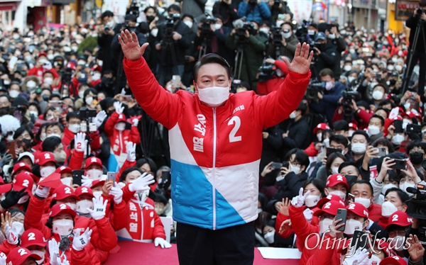  제20대 대통령선거 공식 선거운동이 시작된 15일 윤석열 대통령 후보가 부산 부전동 서면 젊음의 거리에서 지지를 호소하고 있다. 