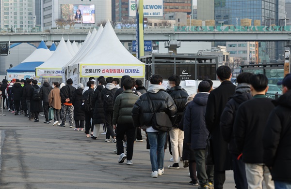   13일 오전 서울역 임시선별검사소에서 시민들이 검사를 받기 위해 줄을 서 있다. 중앙방역대책본부는 이날 0시 기준으로 코로나19 확진자가 5만4천941명 늘어 누적 129만4천205명이라고 밝혔다. 