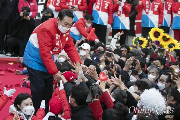 윤석열 국민의힘 대선후보가 공식선거 운동 첫째날인 15일 오후 부산 서면 젊음의 거리에서 유세에서 지지자들 악수를 나누고 있다.