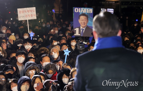 더불어민주당 이재명 대선 후보가 15일 서울 강남고속버스터미널 광장에서 열린 유세에서 지지를 호소하고 있다.