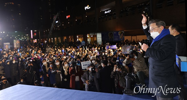 더불어민주당 이재명 대선 후보가 15일 서울 강남고속버스터미널 광장에서 열린 유세에서 지지를 호소하고 있다.