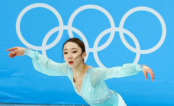  김예림이 15일 오후 중국 베이징 캐피털 실내경기장에서 열린 2022 베이징 동계올림픽 피겨스케이팅 여자 싱글 쇼트 프로그램에 출전해 프란츠 리스트의 '사랑의 꿈' 음악에 맞춰 연기를 펼치고 있다. 