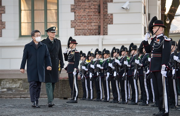 서욱 국방부장관이 15일 노르웨이 아케르스후스 기지에서 노르웨이 의장대의 사열을 받고 있다.