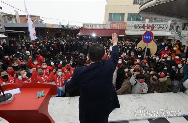국민의힘 윤석열 대선 후보가 지난 16일 오전 광주 송정매일시장에서 지지를 호소하고 있다.
