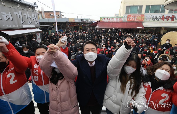  국민의힘 윤석열 대선 후보가 16일 오전 광주 송정매일시장에서 지지를 호소하고 있다.