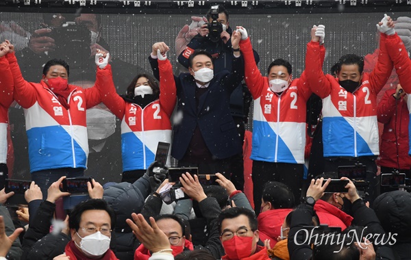 윤석열 국민의힘 대선후보가 16일 오전 광주 송정매일시장앞에서 지자들의 환호에 답례 하고 있다.