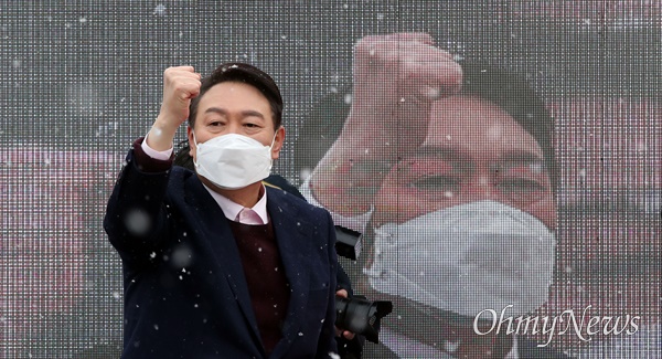 윤석열 국민의힘 대선후보가 16일 오전 광주 송정매일시장 앞에서 열린 유세에서 인사하고 있다.