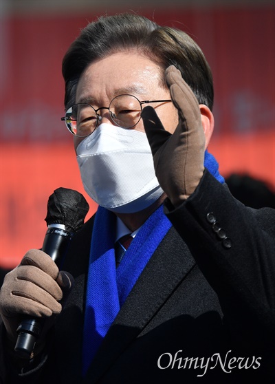 더불어민주당 이재명 대선후보가 16일 서울 강남구 강남역 인근에서 열린 'JM은 강남스타일!' 선거 유세에서 지지를 호소하고 있다.