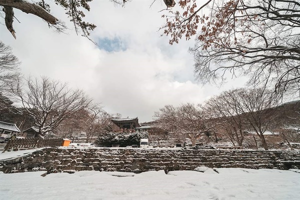  서산에는 오전 한때 대설특보가 내려지면서  많은 눈이 내렸다. 그러면서, 서산시 운산면에 있는 개심사 모습이 한 폭의 풍경화를 연상케 하고 있다.