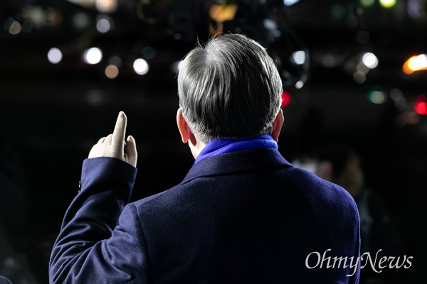 더불어민주당 이재명 대선 후보가 16일 저녁 서울 잠실새내역 인근에서 집중 유세를 하고 있다.