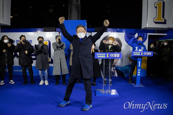 이재명 더불어민주당 대선후보가 16일 오후 서울 송파구 잠실 새내역 집중유세에서 두 손을 들어 올리며 인사하고 있다.