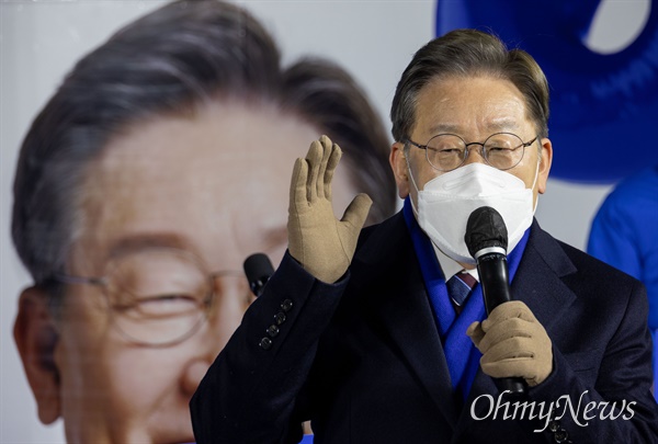 이재명 더불어민주당 대선후보가 16일 오후 서울 송파구 잠실 새내역 집중유세에서 연설을 하고 있다.
