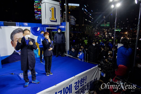 이재명 더불어민주당 대선후보가 16일 오후 서울 송파구 잠실 새내역 집중유세에서 연설을 하고 있다.