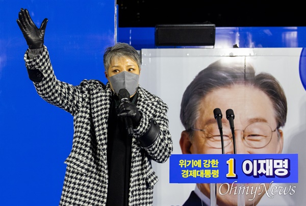 가수 이은미씨가 16일 오후 서울 송파구 잠실 새내역에서 열린 이재명 더불어민주당 대선후보 집중유세에 나와 지지를 호소하고 있다. 