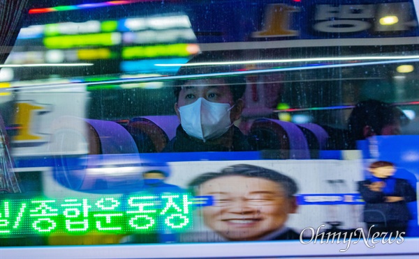 이재명 더불어민주당 대선후보가16일 오후 서울 송파구 잠실 새내역에서 집중유세를 하는 동안 버스를 탄 시민이 유세를 보고 있다.