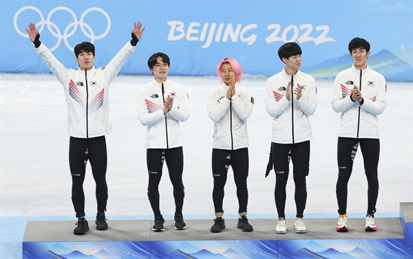 16일 중국 베이징 캐피털 실내 경기장에서 열린 2022 베이징 동계올림픽 쇼트트랙 남자 5000m 계주 결승에서 은메달을 획득한 대한민국 남자 쇼트트랙 대표 선수들이 시상대에 오르고 있다.
