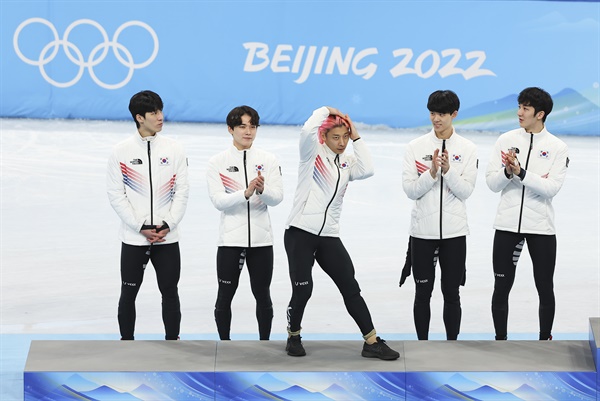 16일 중국 베이징 캐피털 실내 경기장에서 열린 2022 베이징 동계올림픽 쇼트트랙 남자 5000m 계주 결승에서 은메달을 획득한 대한민국 남자 쇼트트랙 대표팀의 곽윤기가 시상대에 올라 세리머니를 하고 있다.