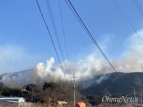 경북 영덕에서 지난 15일 산불이 발생해 소방당국이 전국 동원령을 내리는 등 사흘 째 진화를 벌이고 있지만 아직 진화하지 못하고 있다.