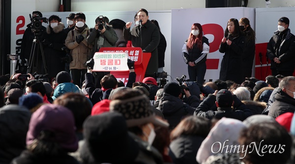 국민의힘 윤석열 대선 후보가 17일 오전 경기 안성시 중앙시장 앞 서인사거리에서 열린 유세에서 지지를 호소하고 있다.