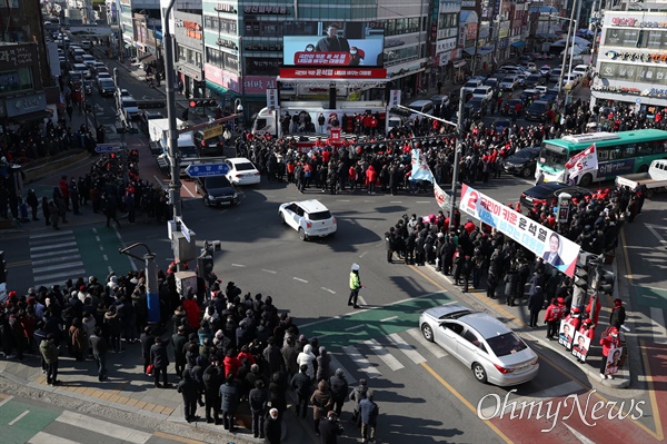 국민의힘 윤석열 대선 후보가 17일 오전 경기 안성시 중앙시장 앞 서인사거리에서 유세를 하고 있다.