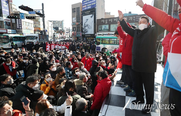 국민의힘 윤석열 대선 후보가 17일 오전 경기 안성시 중앙시장 앞 서인사거리에서 열린 유세에서 지지자들에게 인사하고 있다.