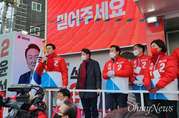 국민의힘 이준석 당대표가 2월 17일 오전 창원 소답시장을 찾아 김태호 의원, 박완수 의원 등과 함께 선거유세를 벌였다.