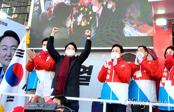 국민의힘 이준석 당대표가 2월 17일 오전 창원 소답시장을 찾아 김태호 의원, 박완수 의원 등과 함께 선거유세를 벌였다.